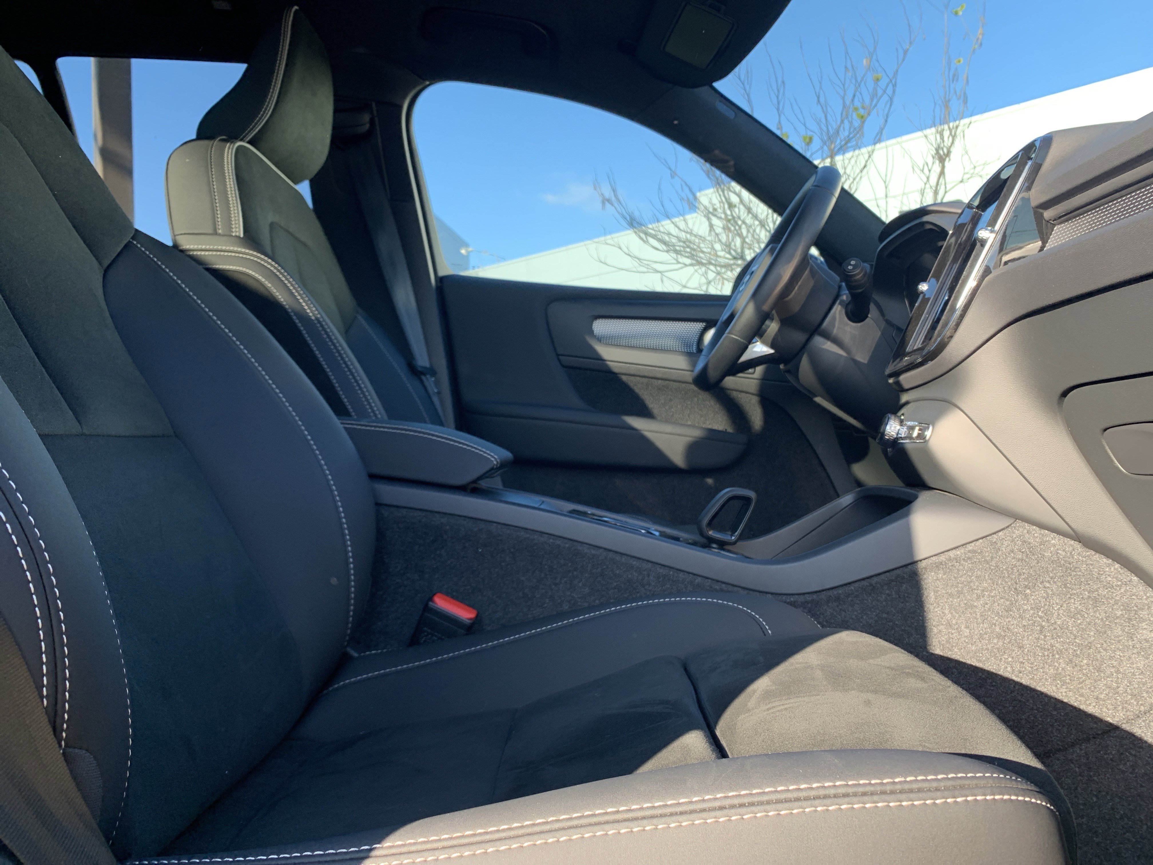 Used 2025 Volvo XC40 B5 Plus image 35