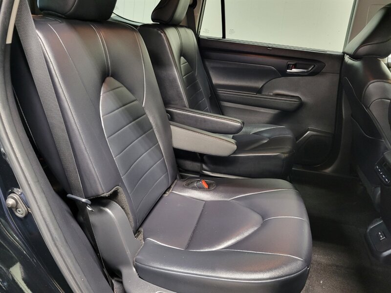 Used 2024 Toyota Highlander XLE AWD/4WD image 59