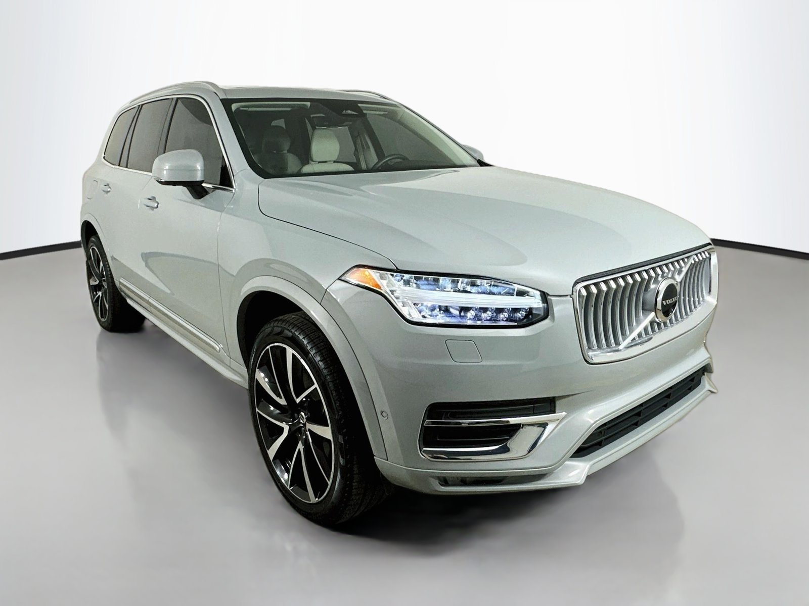 Certified 2024 Volvo XC90 B6 Plus AWD/4WD image 3