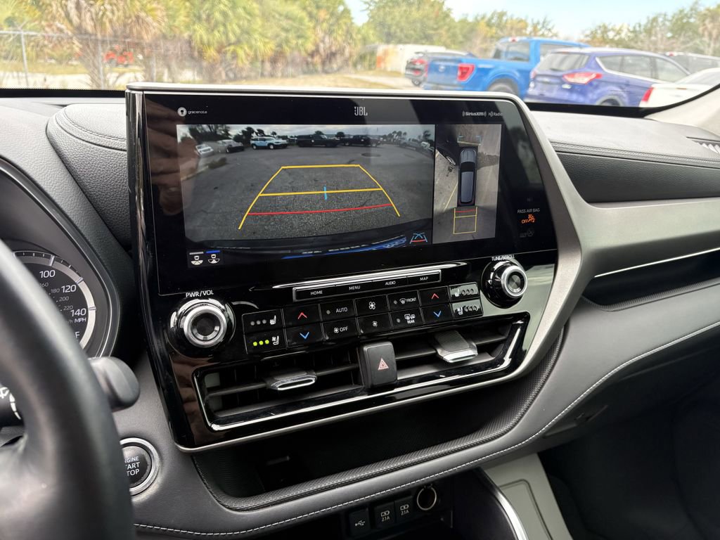 Used 2020 Toyota Highlander Limited image 28
