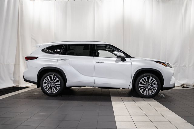 New 2026 Toyota Highlander Platinum image 3