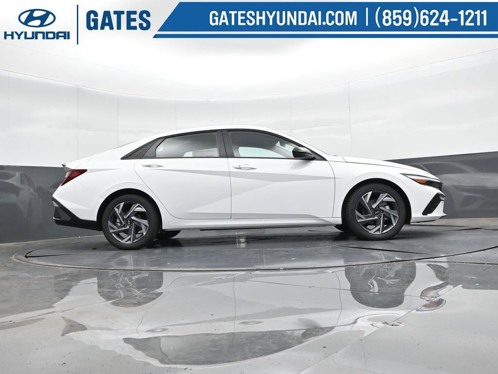 Used 2025 Hyundai Elantra Sport image 41