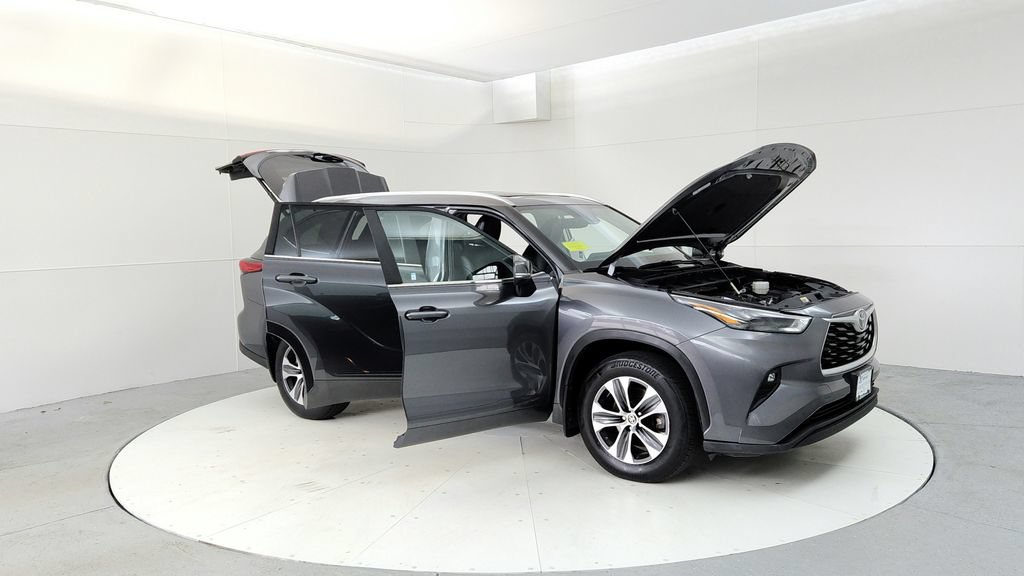 Used 2023 Toyota Highlander XLE AWD/4WD image 12