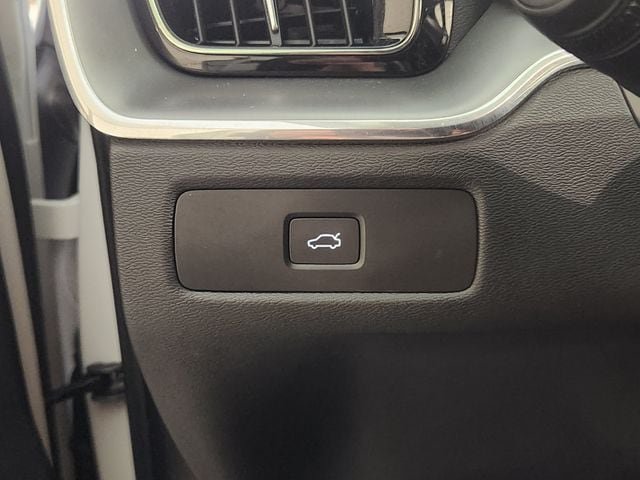 Certified 2025 Volvo XC60 B5 Core AWD/4WD image 21