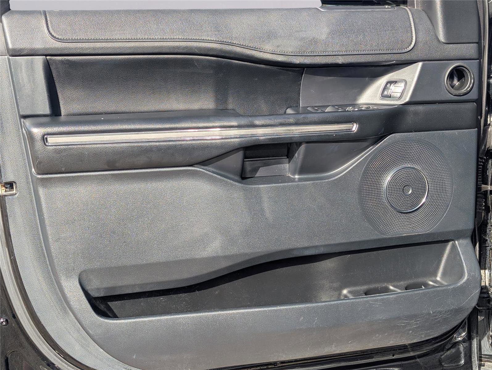 Used 2018 Ford Expedition XLT w/ Equipment Group 202A RWD image 29