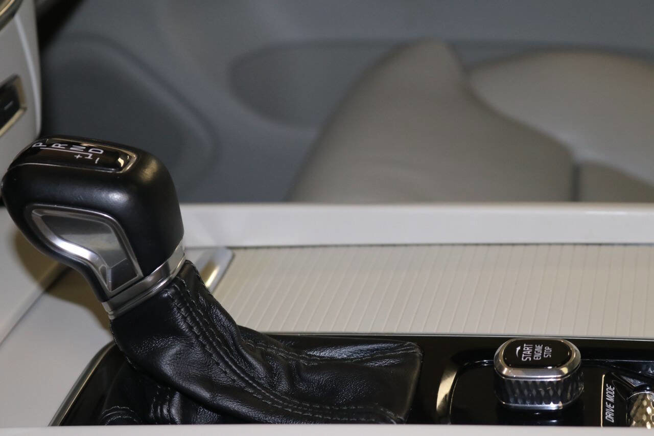 Used 2019 Volvo XC60 T5 Momentum w/ Premium Package AWD/4WD image 43