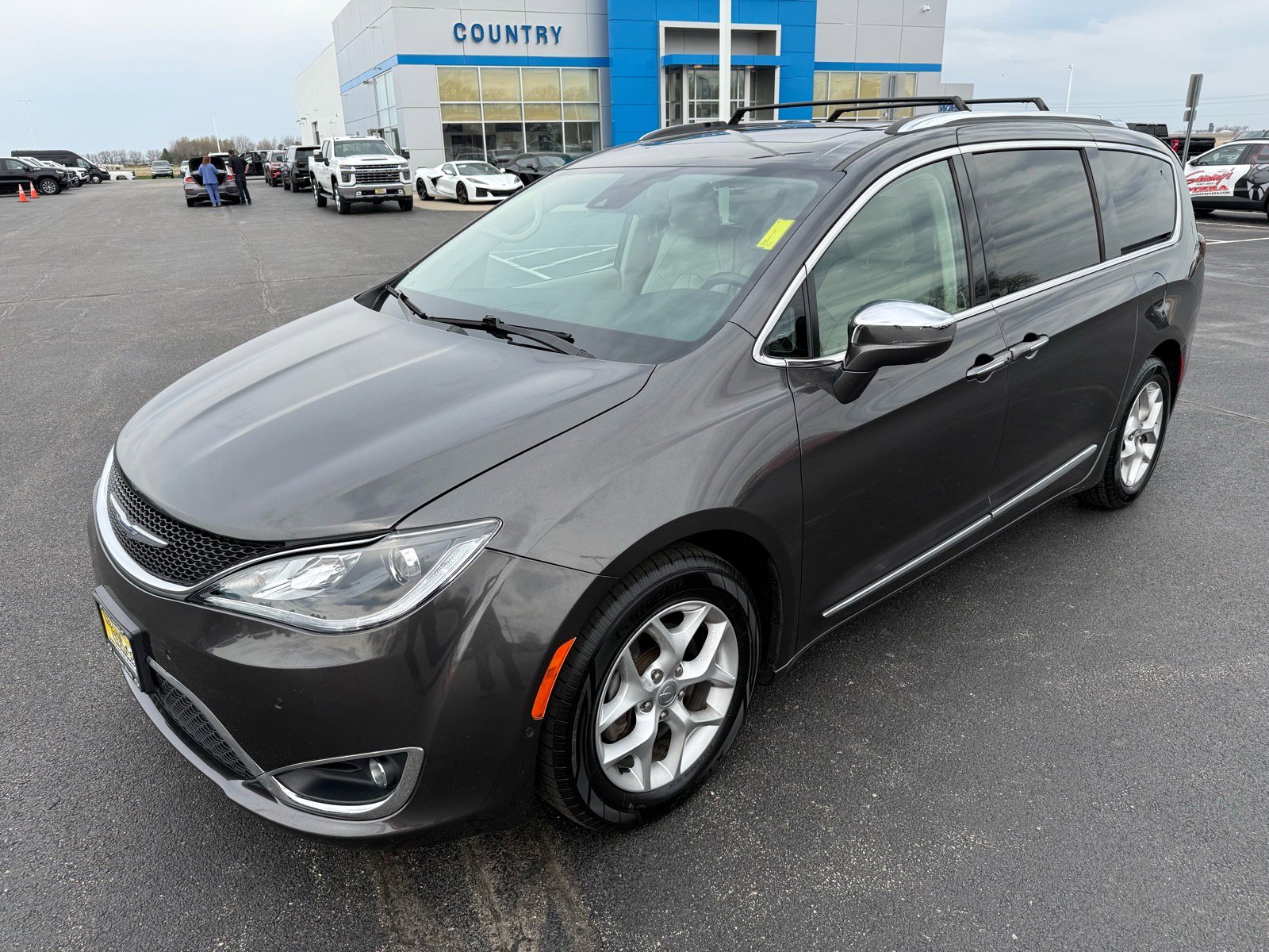 Used 2020 Chrysler Pacifica Limited w/ Advanced Safetytec Group FWD image 9