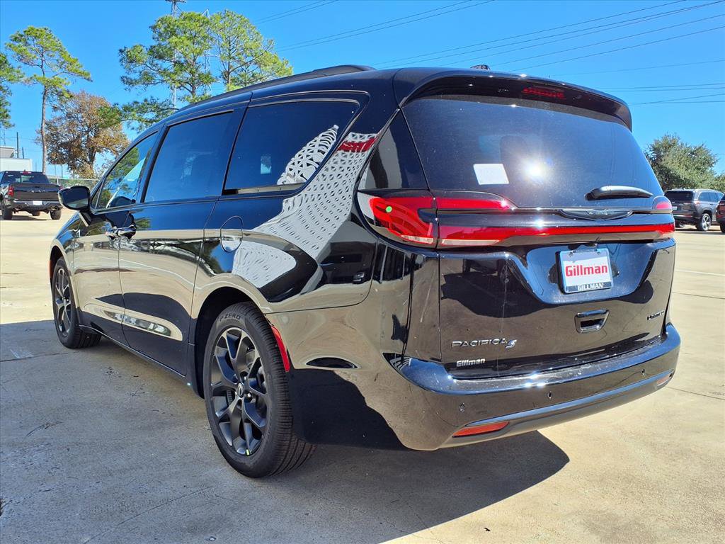 New 2026 Chrysler Pacifica Limited w/ S Appearance Package image 2