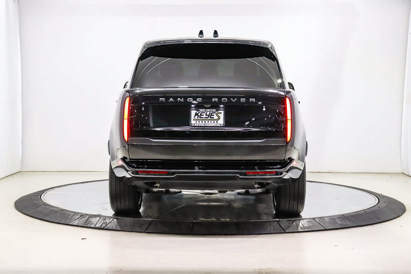 Used 2025 Land Rover Range Rover SE AWD/4WD image 3