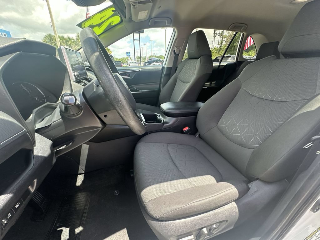 Used 2024 Toyota RAV4 XLE FWD image 20