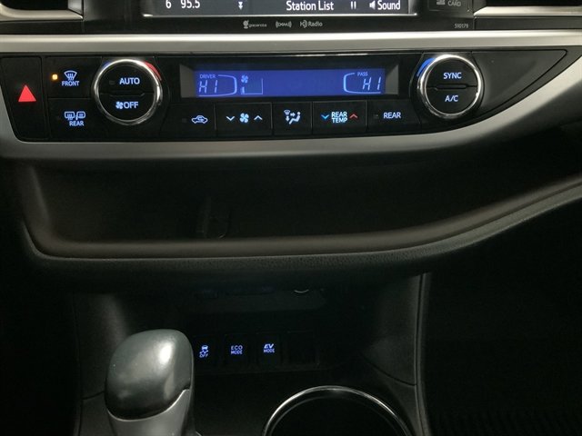 Used 2017 Toyota Highlander XLE AWD/4WD image 35