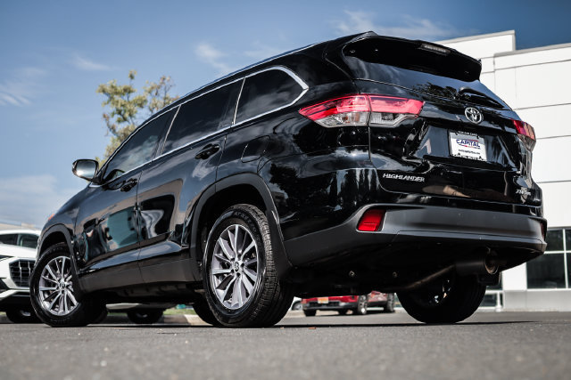 Used 2019 Toyota Highlander XLE AWD/4WD image 2