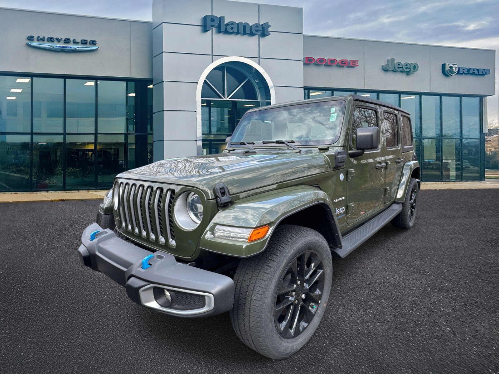 Used 2023 Jeep Wrangler Unlimited Sahara w/ Cold Weather Group AWD/4WD image 4
