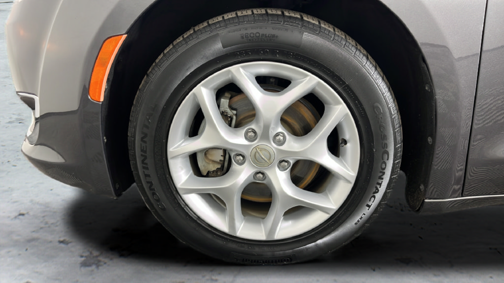Used 2018 Chrysler Pacifica Touring Plus w/ Tire & Wheel Group FWD image 34