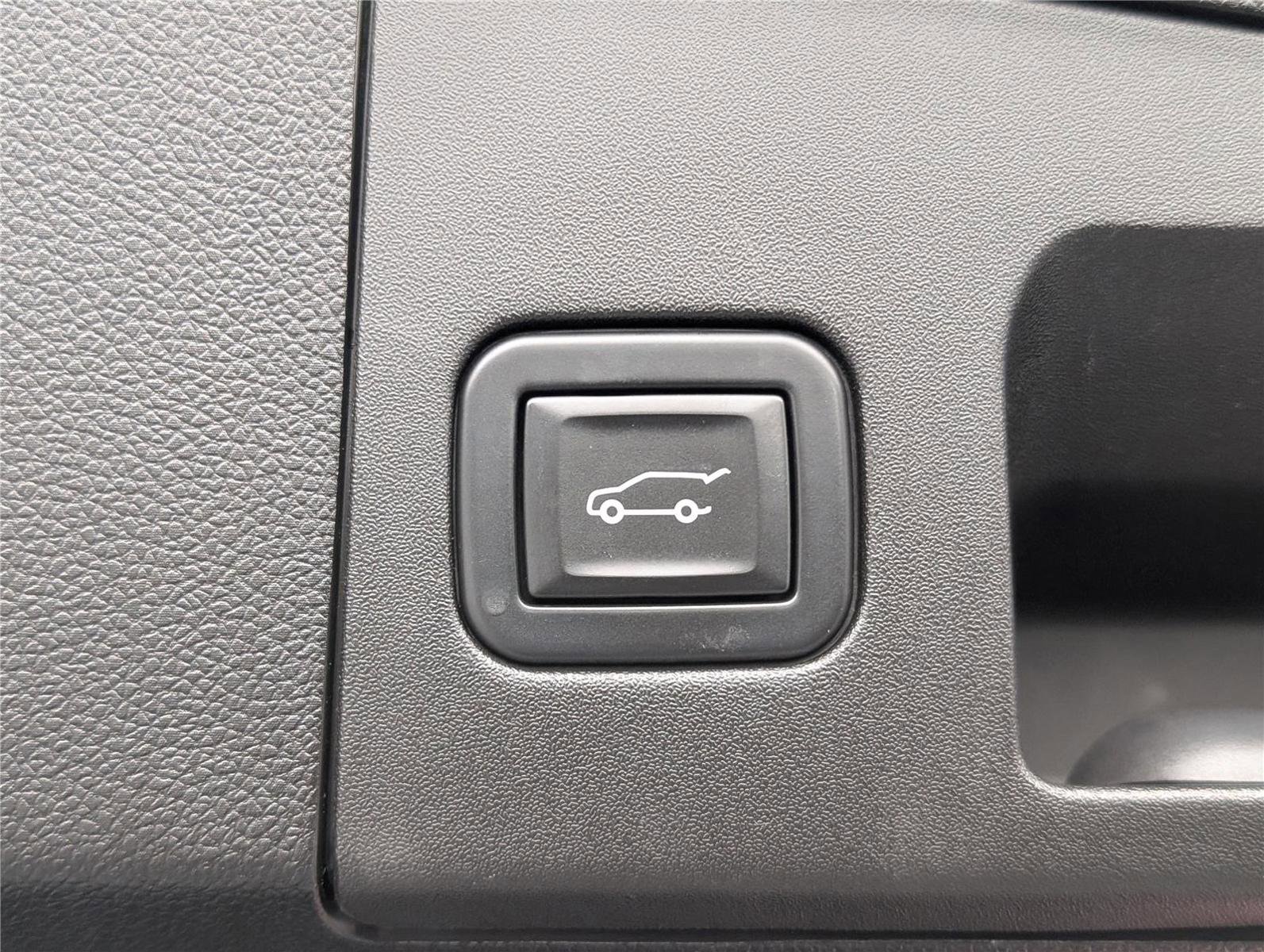 Used 2023 Cadillac XT4 Luxury w/ Cold Weather Package image 15