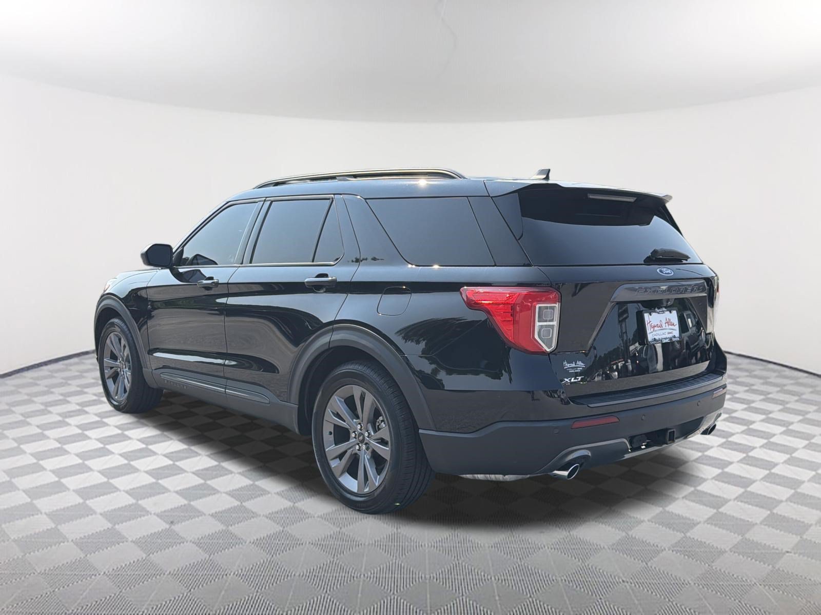 Used 2021 Ford Explorer XLT w/ Equipment Group 202A RWD image 3