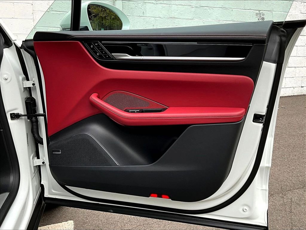 Used 2025 Porsche Macan 4 Electric image 29