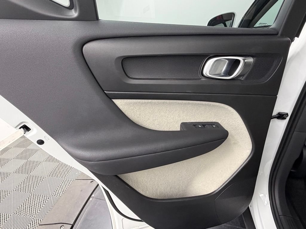 Used 2020 Volvo XC40 T5 Momentum w/ Protection Package Premier AWD/4WD image 40