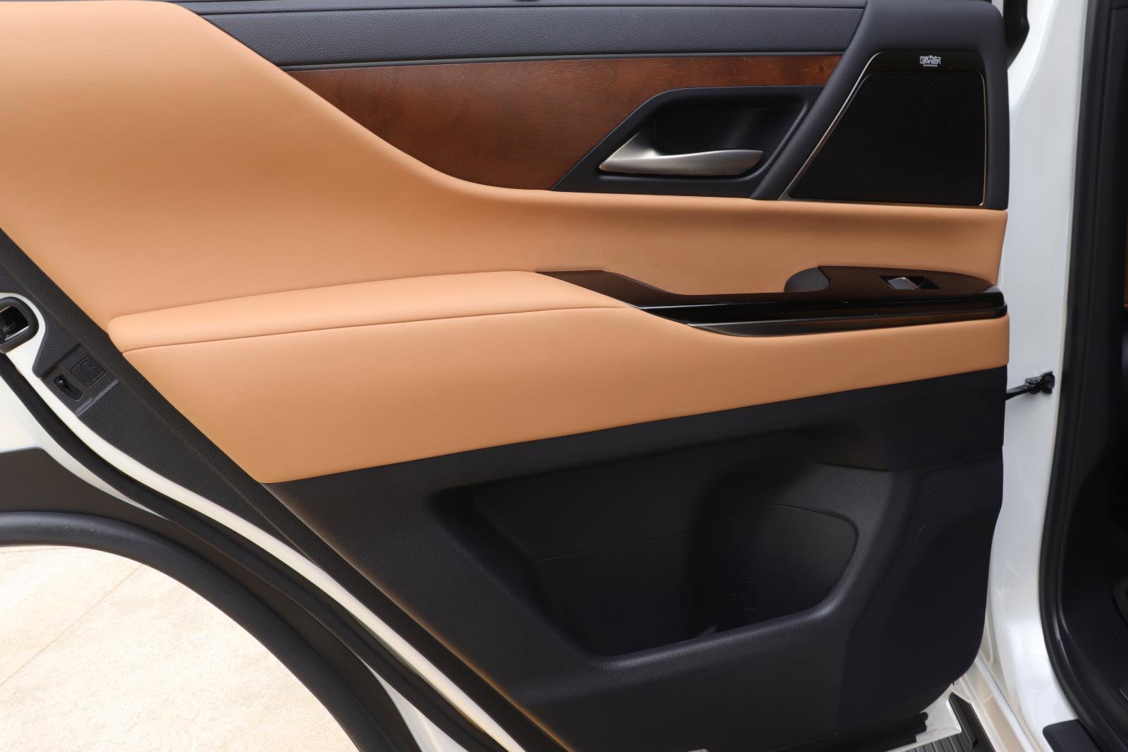 Used 2024 Lexus LX 600 4WD w/ Luxury Package image 13