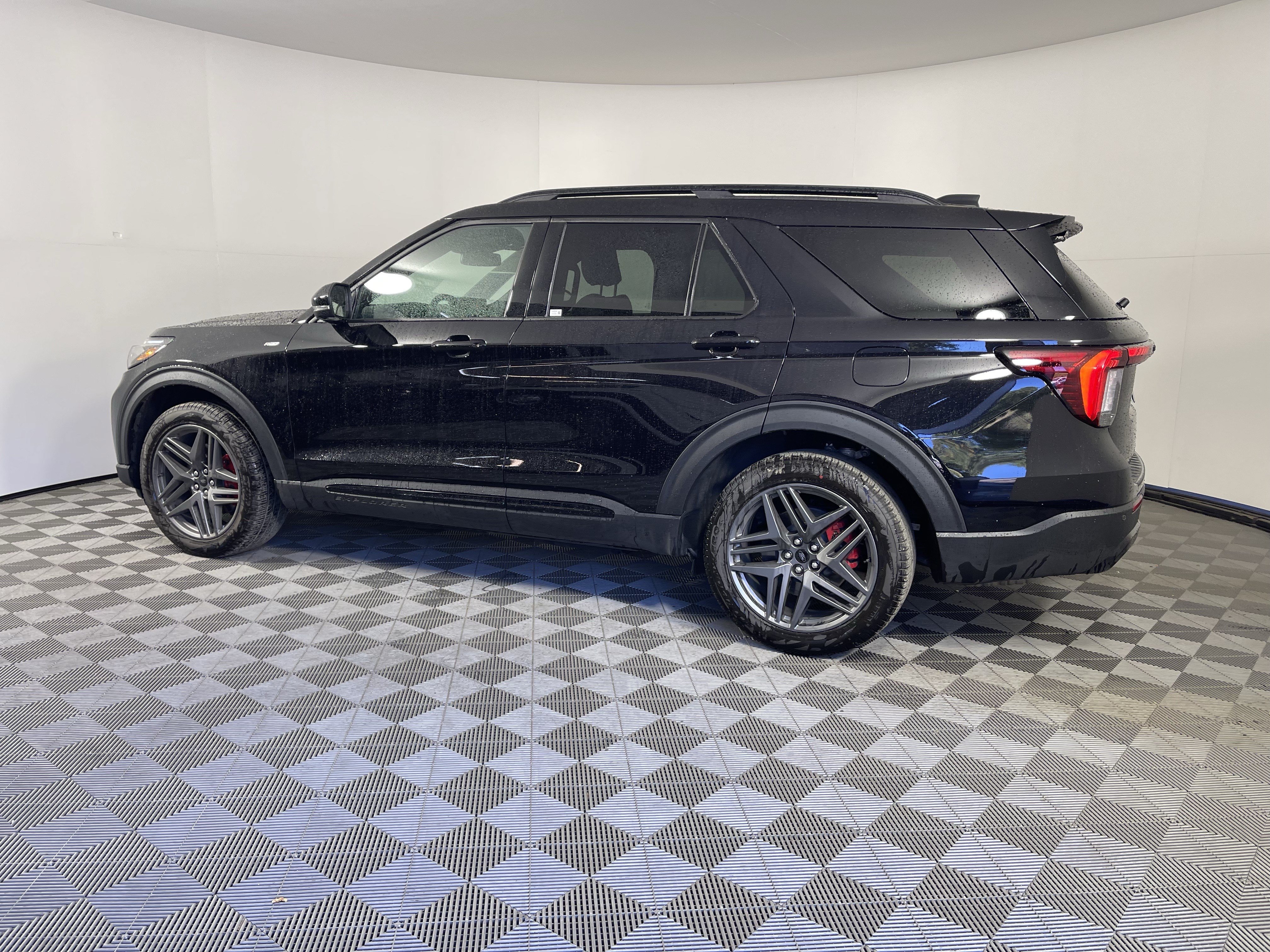 Used 2026 Ford Explorer ST-Line w/ ST-Line Street Pack AWD/4WD image 2