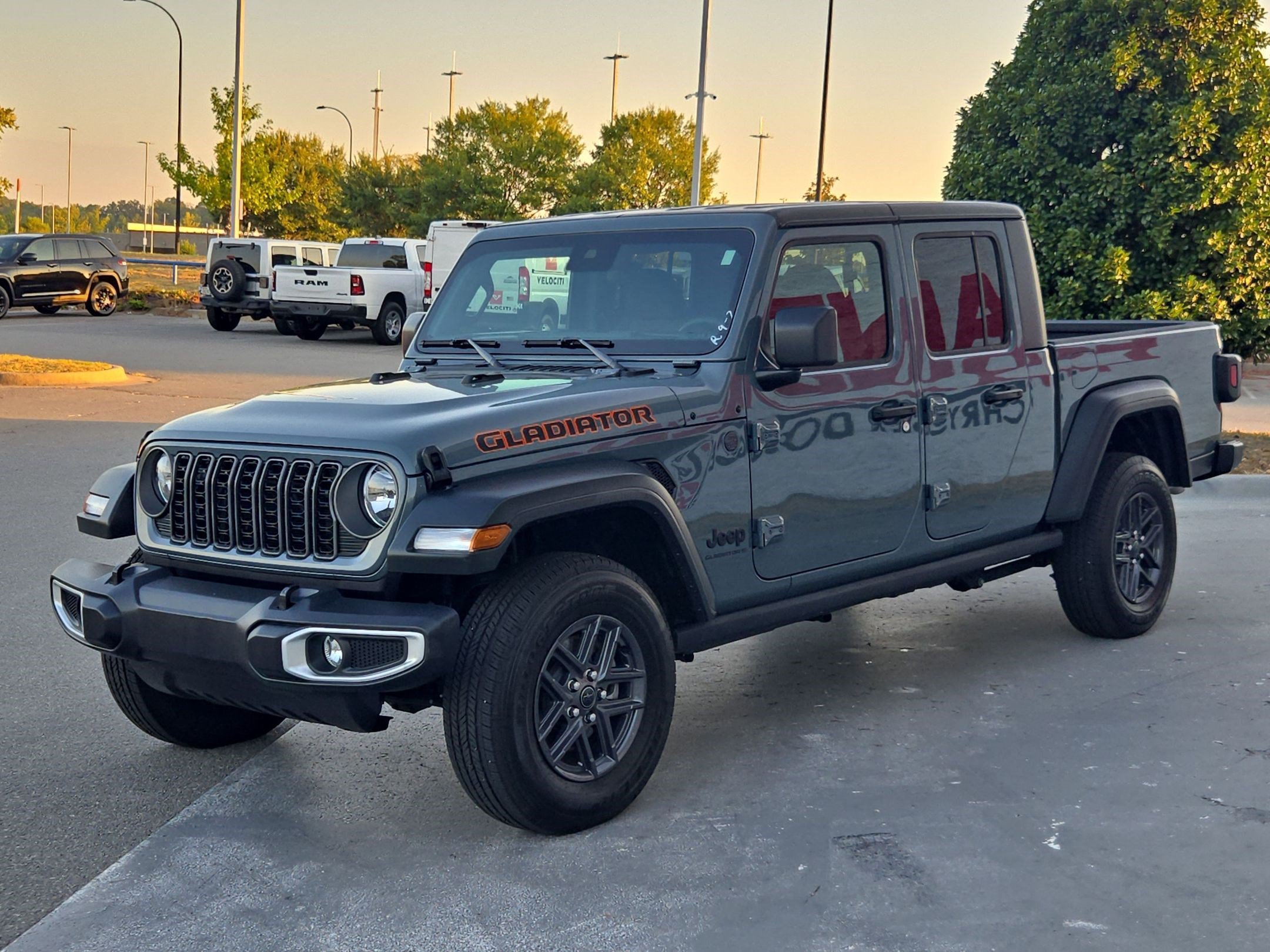 Used 2025 Jeep Gladiator Sport AWD/4WD image 3