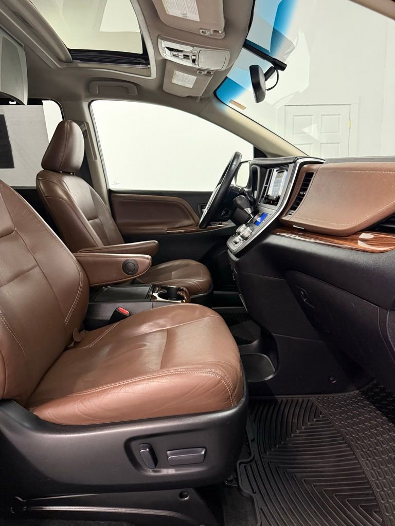 Used 2015 Toyota Sienna Limited image 17