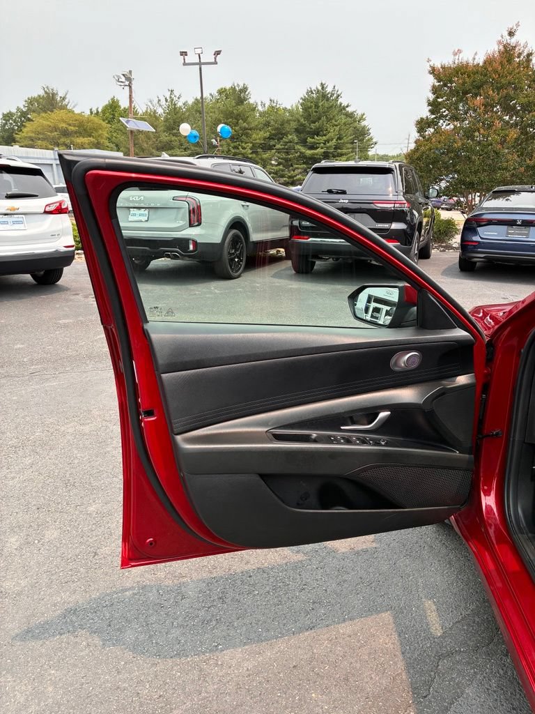 Used 2023 Hyundai Elantra SE FWD image 37