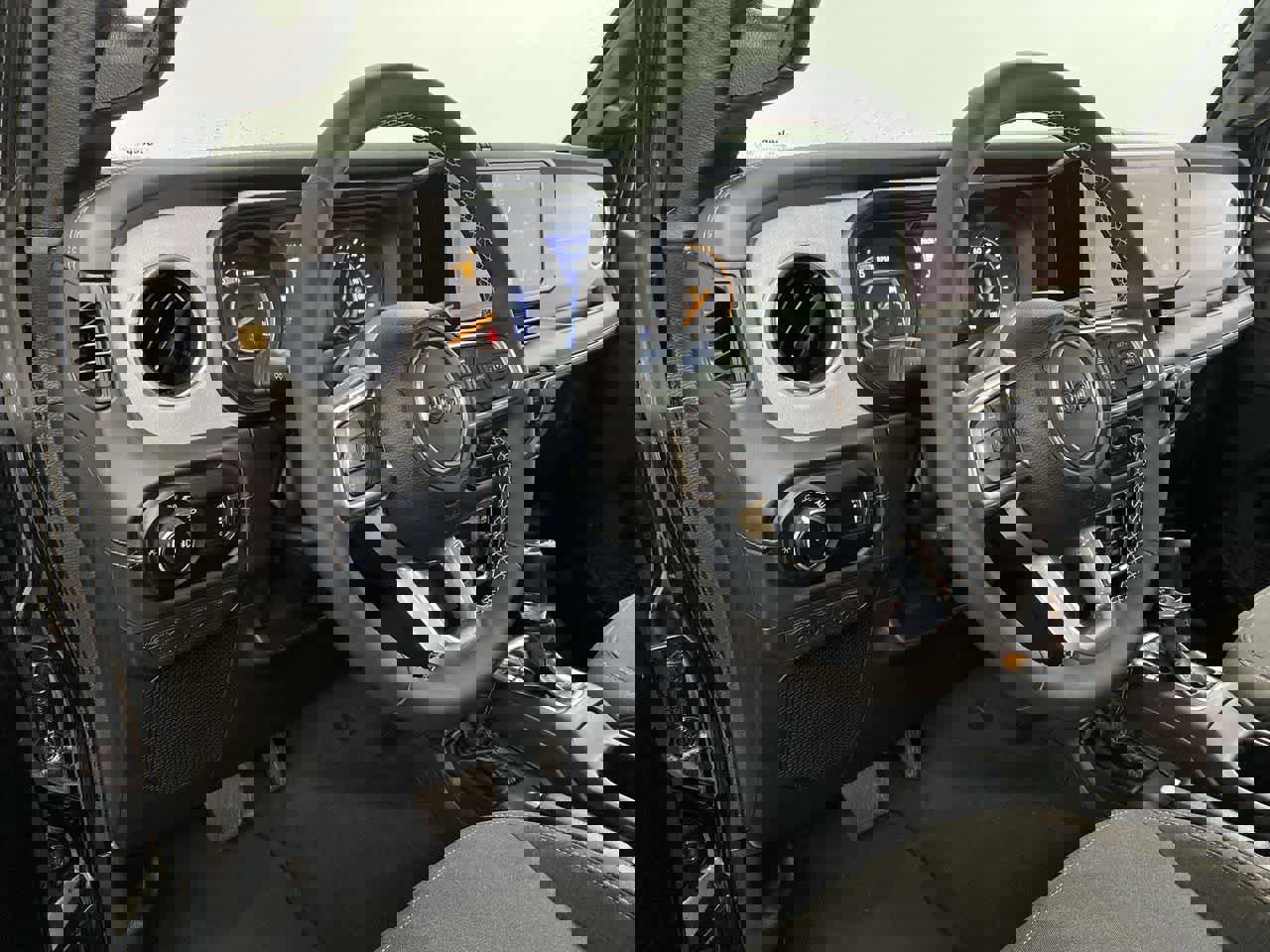 Used 2025 Jeep Wrangler Sahara image 2