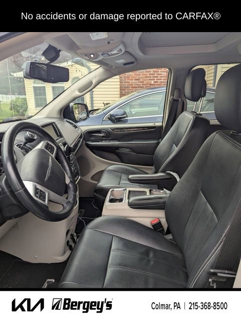 Used 2016 Chrysler Town & Country Touring-L FWD image 2