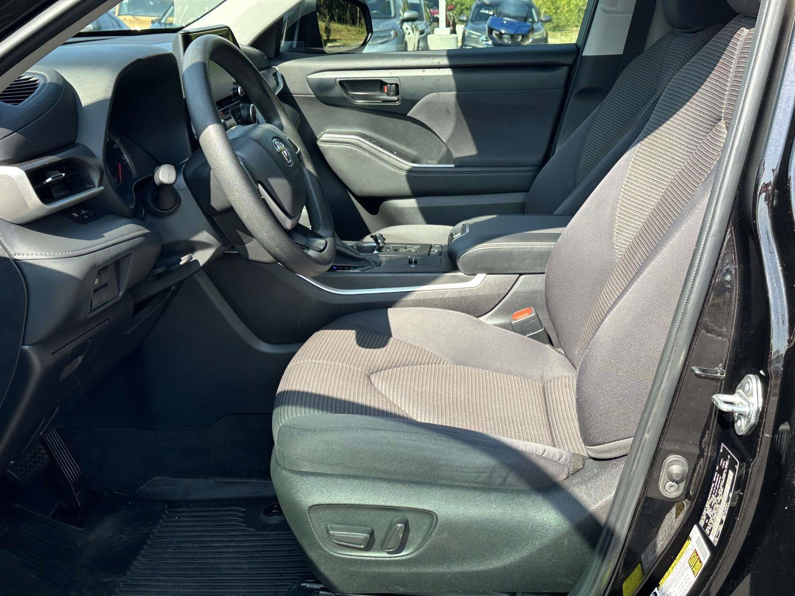 Used 2022 Toyota Highlander L FWD image 4