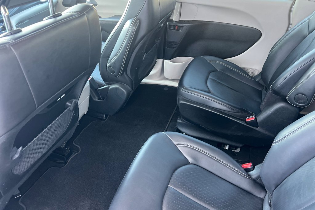 Used 2024 Chrysler Pacifica Select image 9