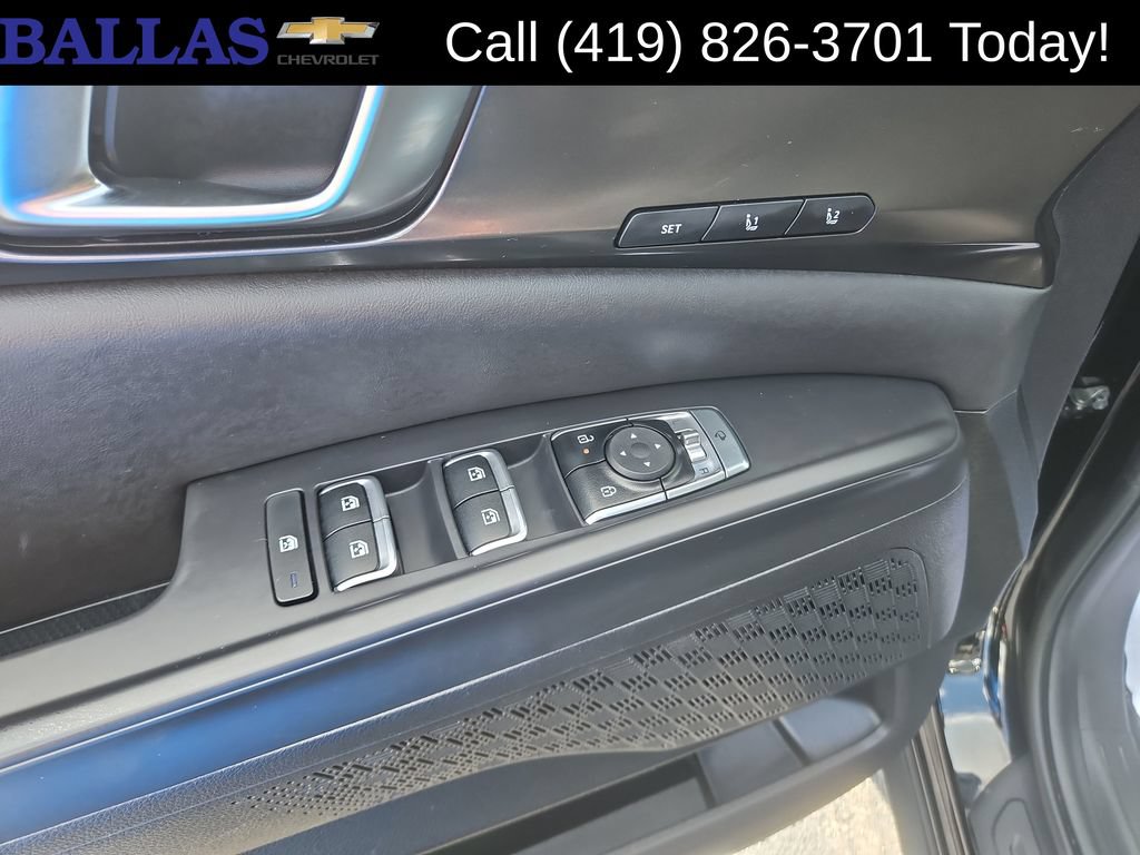 Used 2026 Kia Carnival SX w/ SX Dark Edition Package FWD image 11
