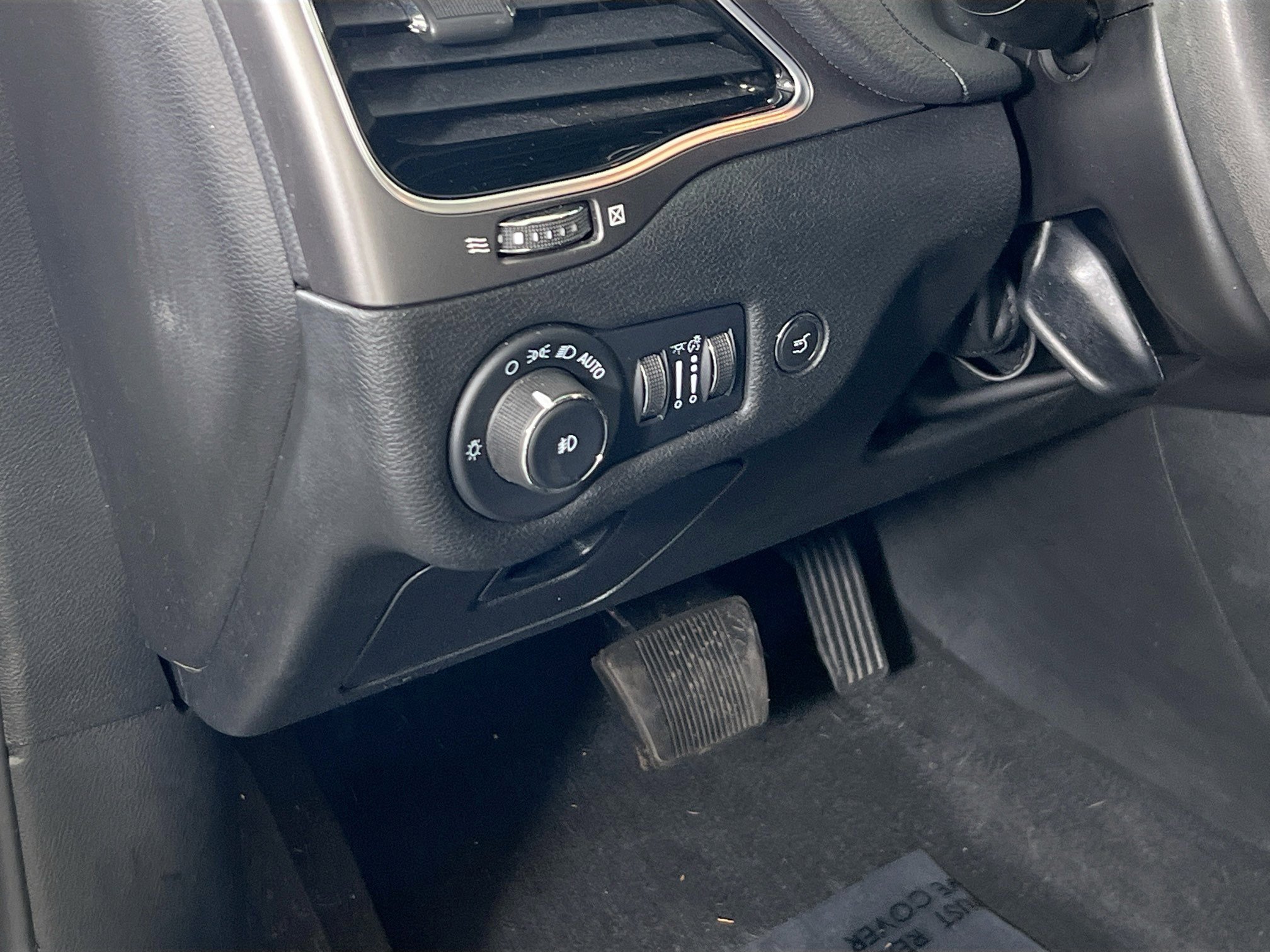 Used 2022 Jeep Cherokee Limited image 10