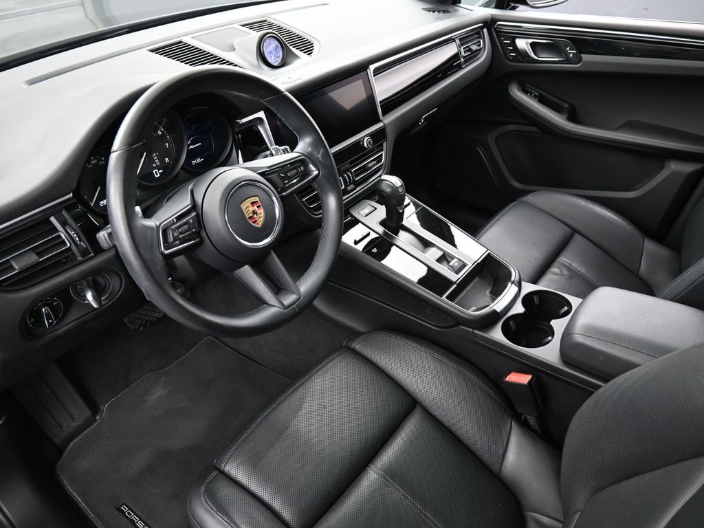 Certified 2023 Porsche Macan Turbo image 4