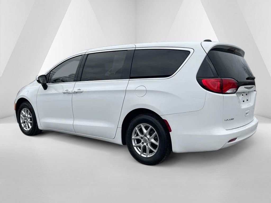 Used 2022 Chrysler Voyager LX image 6