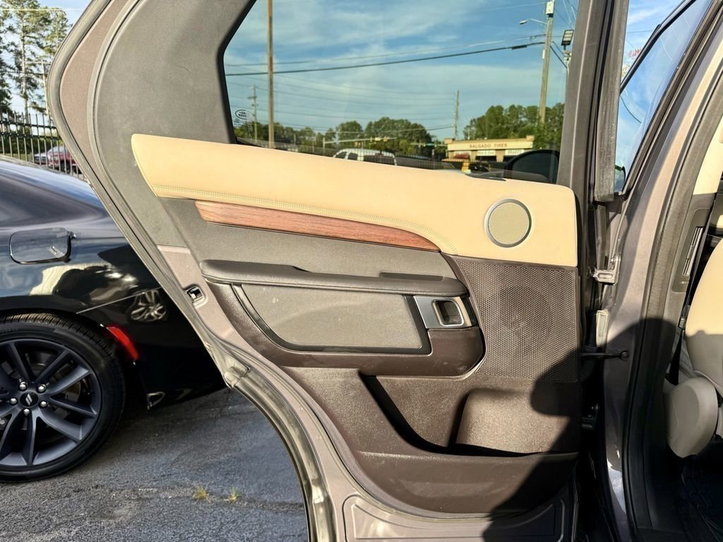 Used 2017 Land Rover Discovery HSE image 30