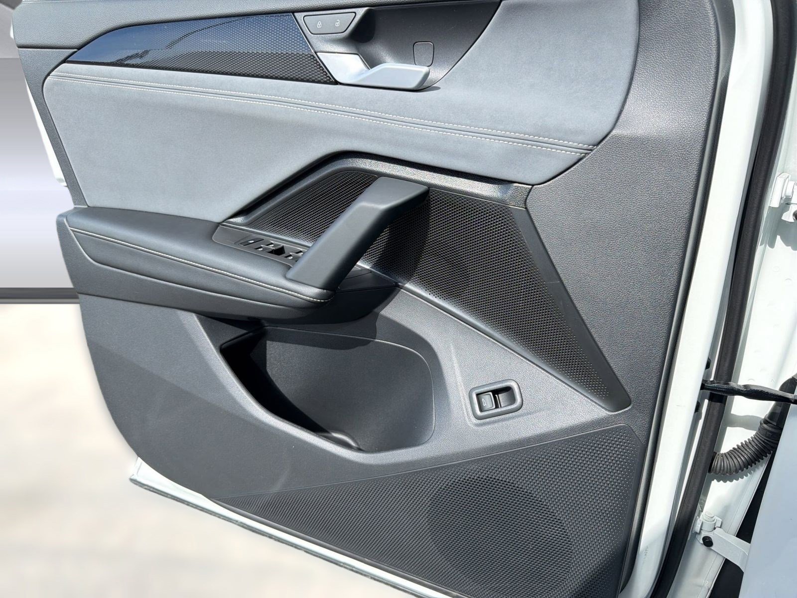 Used 2025 Volkswagen Tiguan SE R-Line image 22