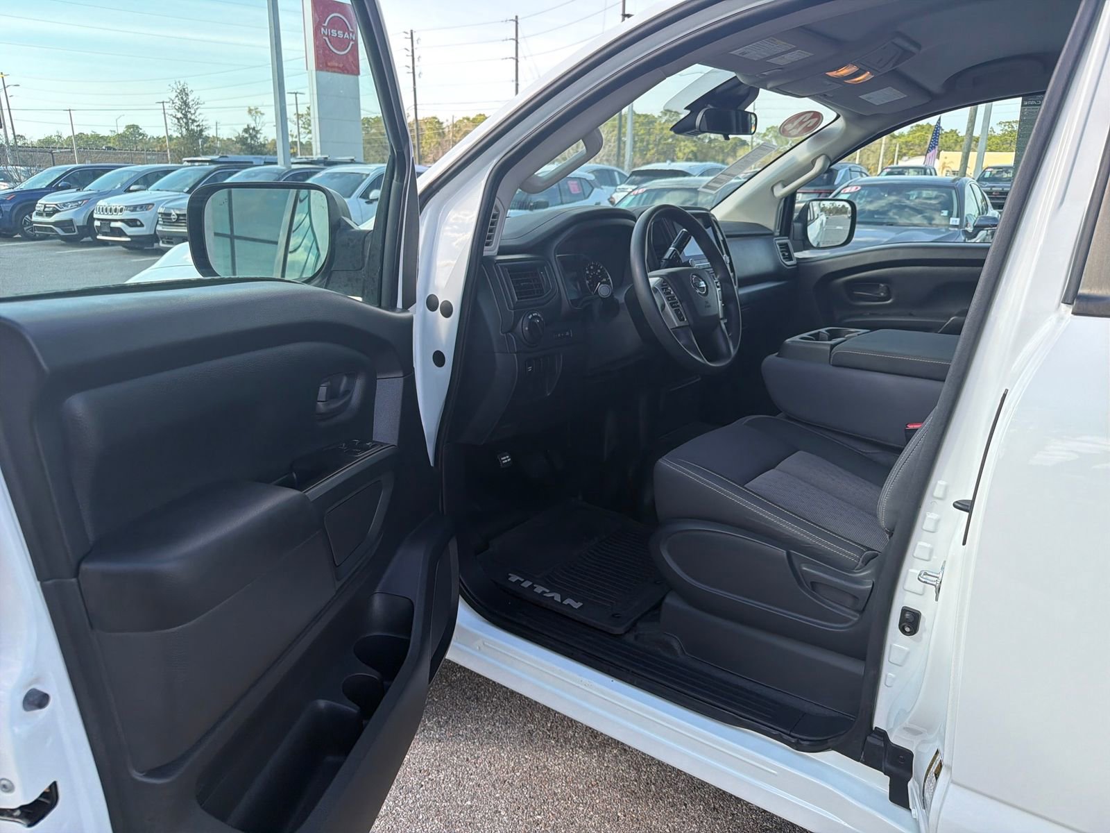 Used 2022 Nissan Titan S image 11