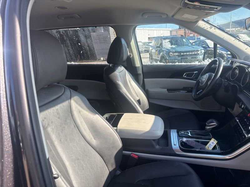 Used 2023 Kia Carnival EX image 9