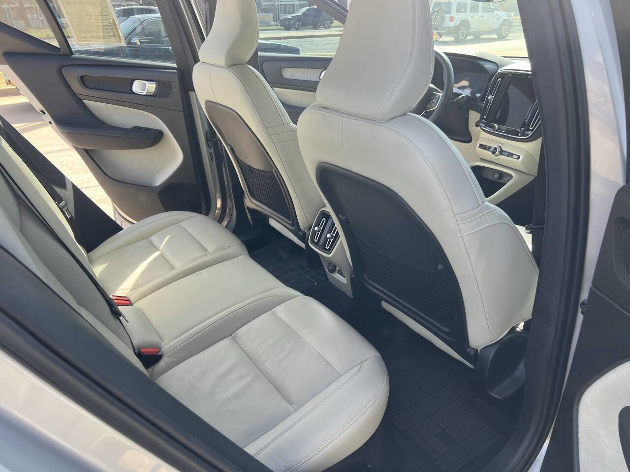 Used 2023 Volvo XC40 B5 Plus w/ Protection Package Premier image 3