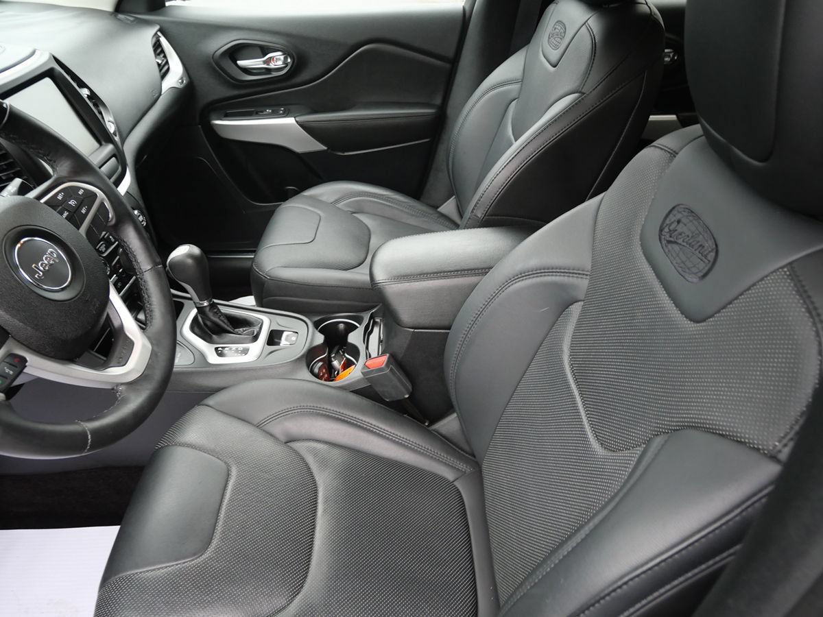 Used 2016 Jeep Cherokee Overland AWD/4WD image 10