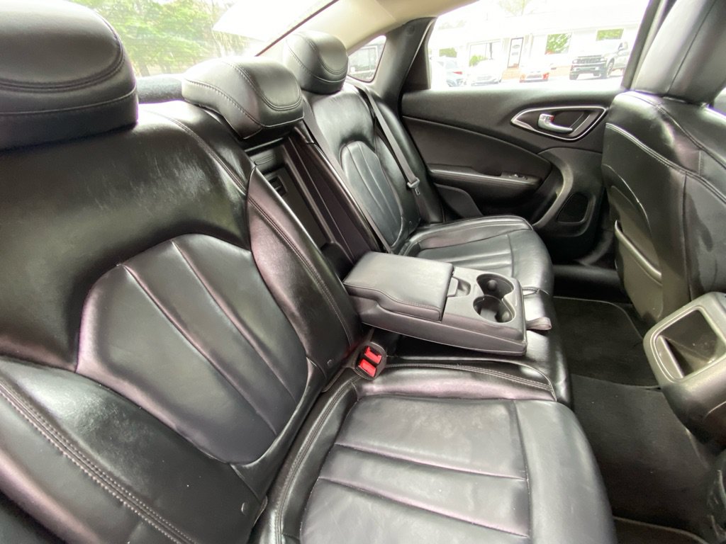 Used 2017 Chrysler 200 Limited Platinum FWD image 32