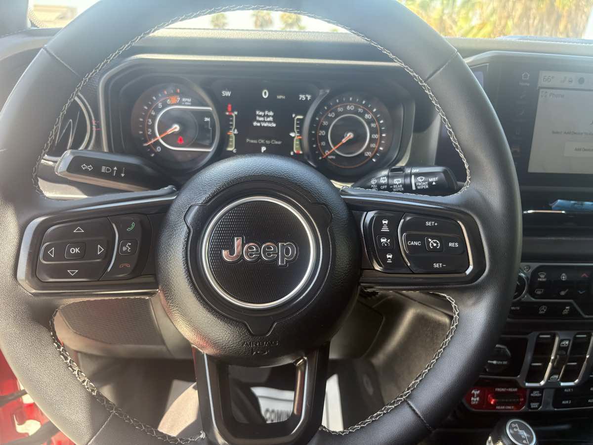 Used 2025 Jeep Wrangler Unlimited Rubicon w/ Convenience Group AWD/4WD image 33