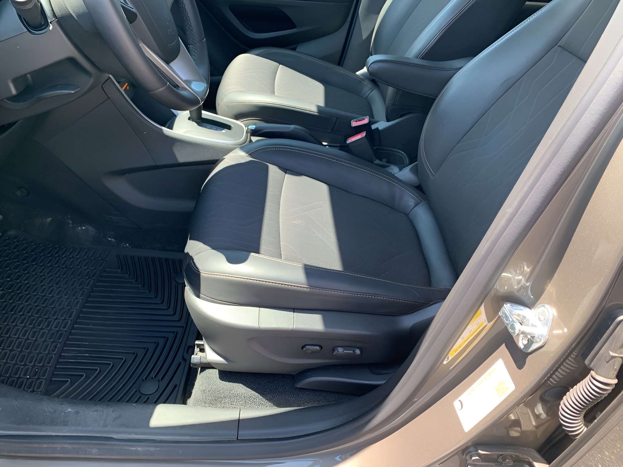 Used 2022 Chevrolet Trax LT w/ LT Convenience Package AWD/4WD image 15