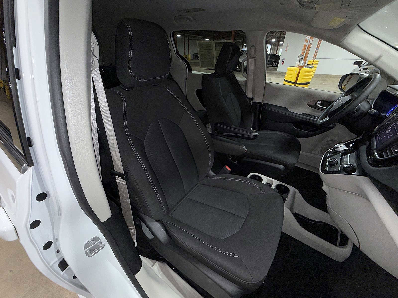 Used 2022 Chrysler Voyager LX image 16