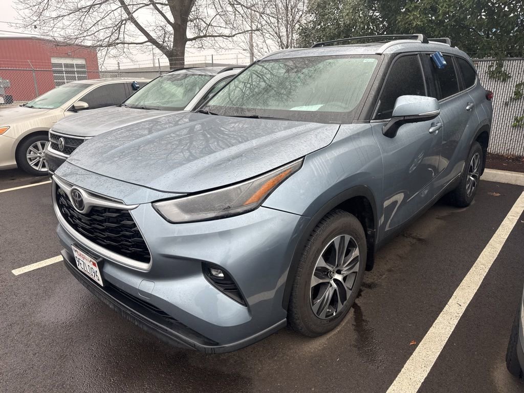 Used 2023 Toyota Highlander XLE image 1