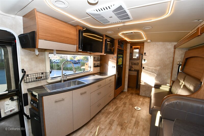 Used 2018 Mercedes-Benz Sprinter 3500 image 5
