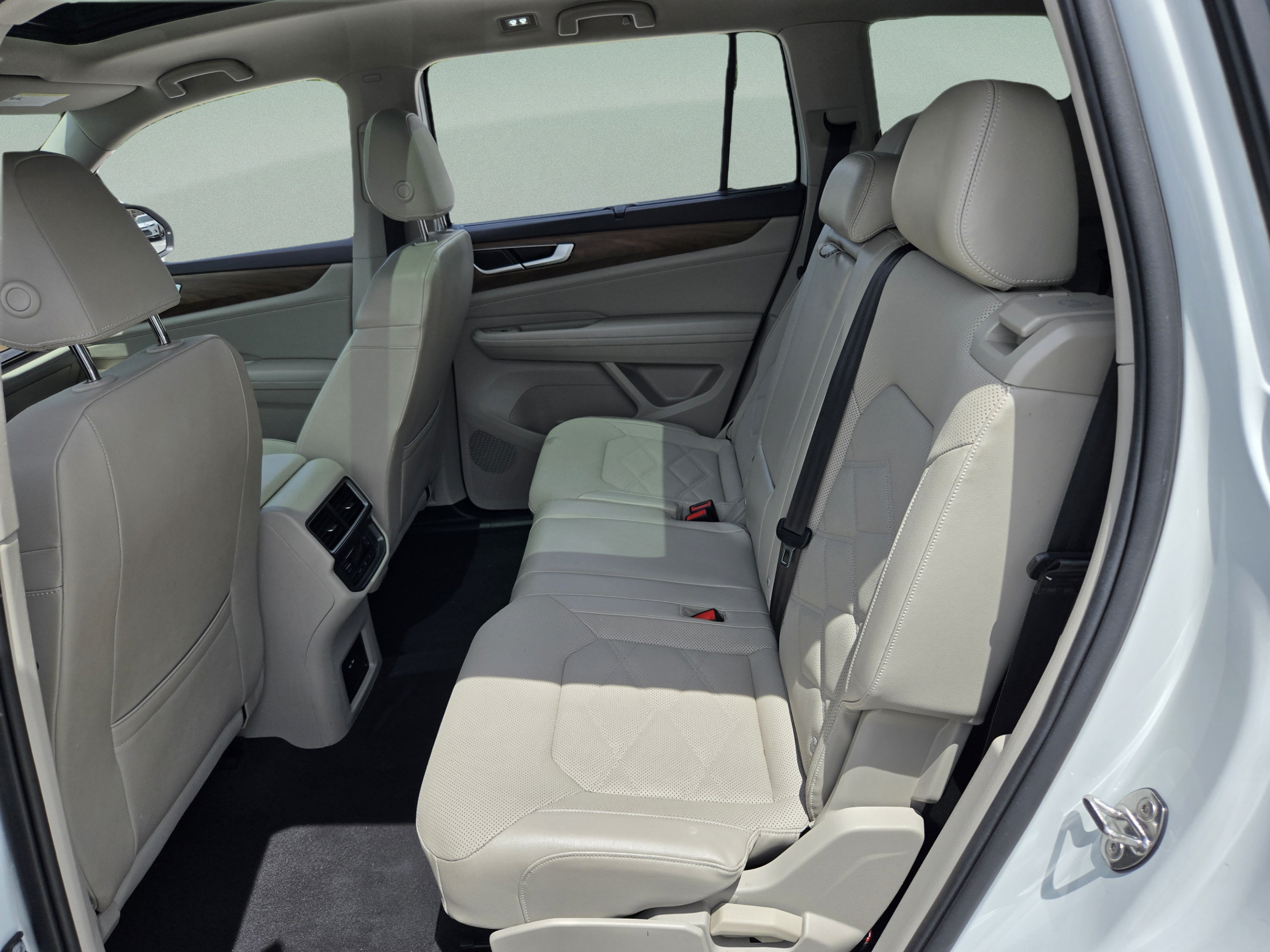 Used 2024 Volkswagen Atlas SE w/ Panoramic Sunroof Package AWD/4WD image 21