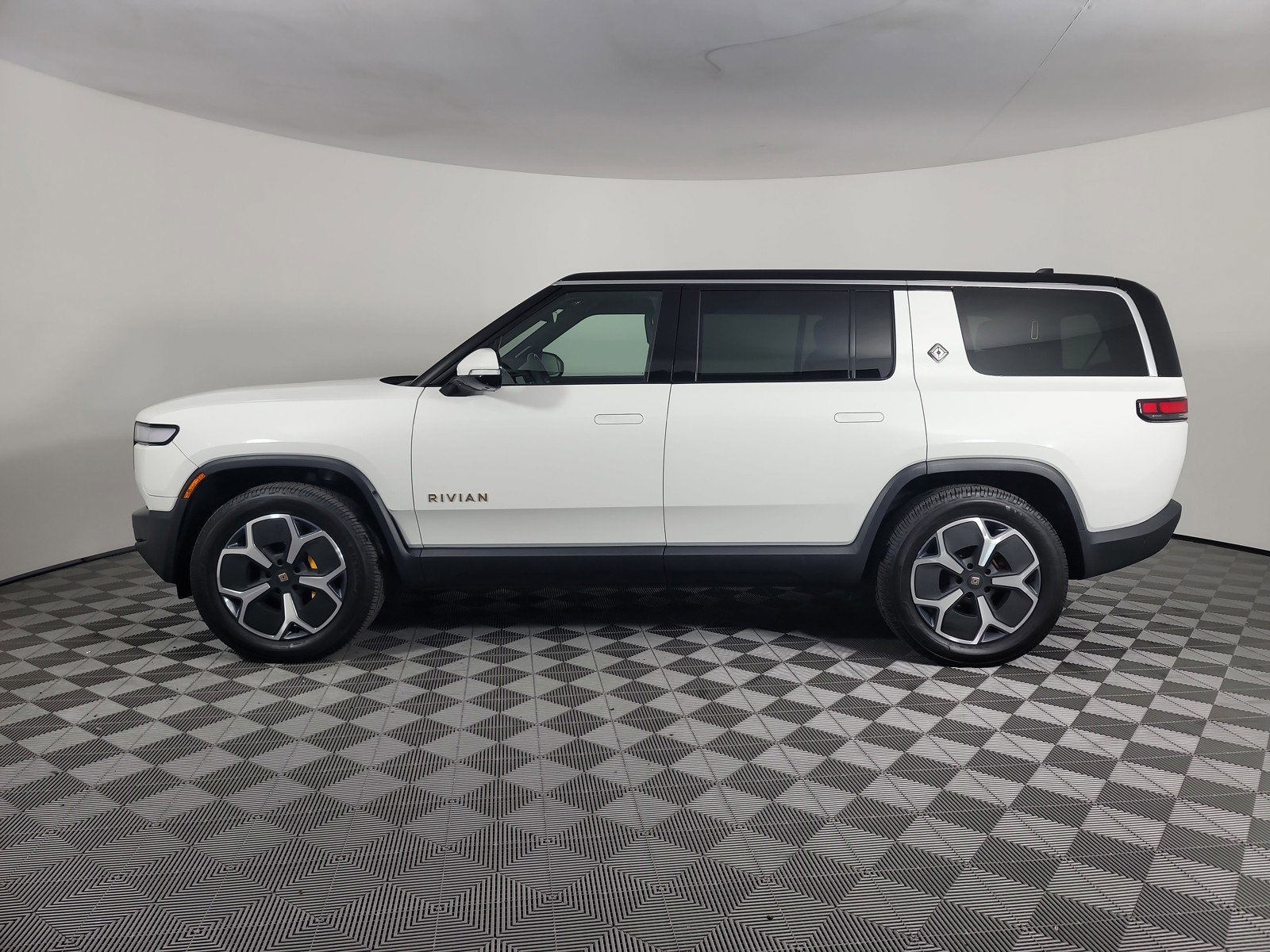 Used 2024 Rivian R1S Adventure AWD/4WD image 2
