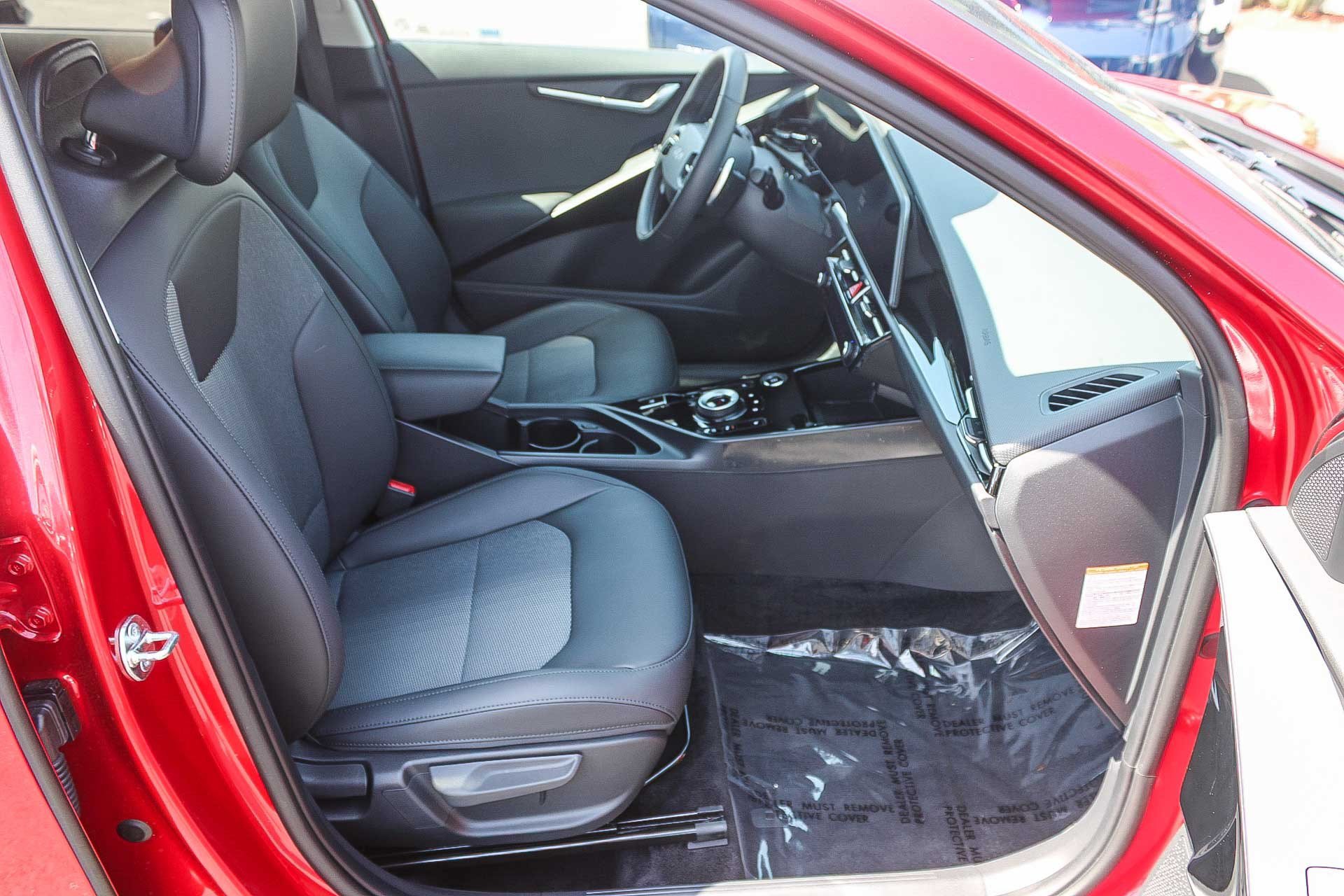 Used 2025 Kia Niro LX FWD image 17